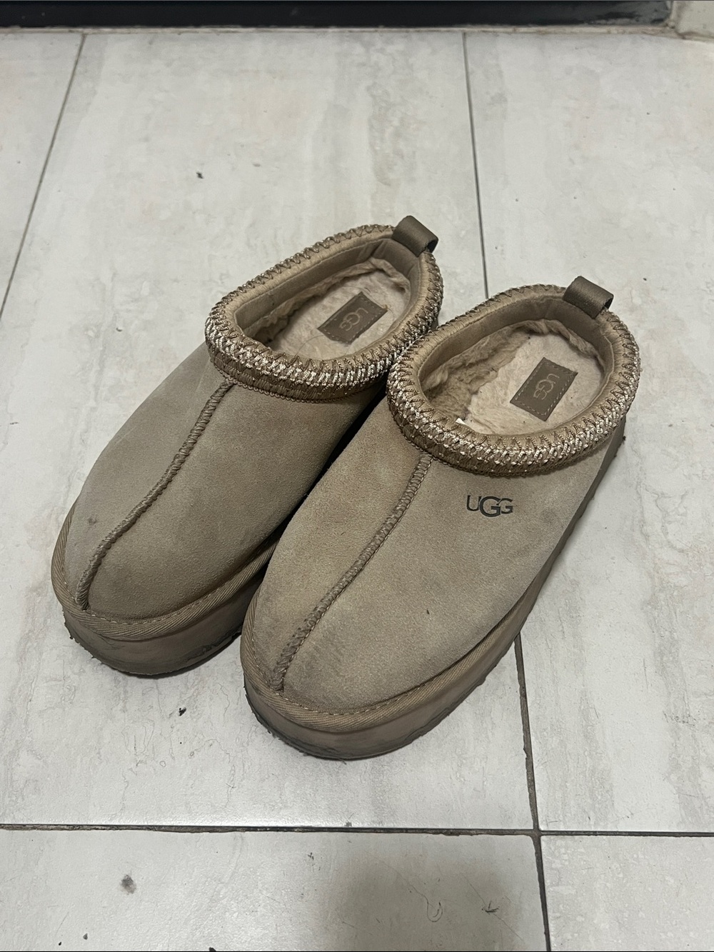 UGG flatform Slip-On Shearling Clog in Tan